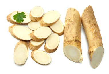 Beyaz arka plan üzerinde izole maydanoz ile horseradish kök dilimlenmiş