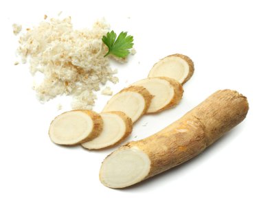Beyaz arka plan üzerinde izole maydanoz ile horseradish kök dilimlenmiş