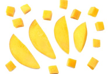 mango dilim beyaz arka plan üzerinde izole. sağlıklı gıda. üstten görünüm
