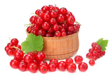 ahşap kase yeşil yaprak beyaz arka plan üzerinde izole kırmızı kuş üzümü. sağlıklı gıda