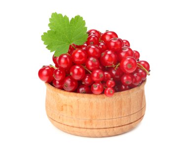 ahşap kase yeşil yaprak beyaz arka plan üzerinde izole kırmızı kuş üzümü. sağlıklı gıda