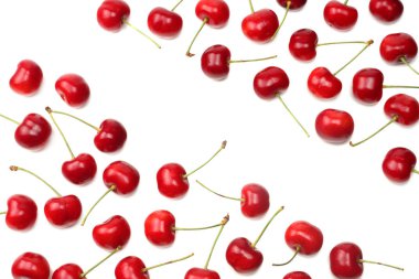 Kırmızı kiraz beyaz arka planda izole edilmiş. Üst görünüm