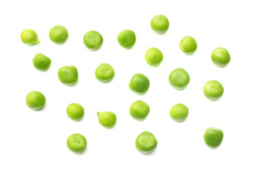 Beyaz arkaplanda taze yeşil bezelyeler.