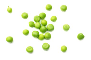 Beyaz arkaplanda taze yeşil bezelyeler.