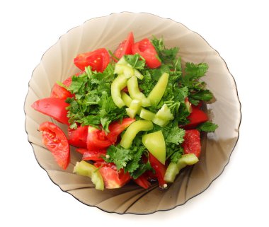 plaka üzerinde beyaz izole domates ve biber salatası