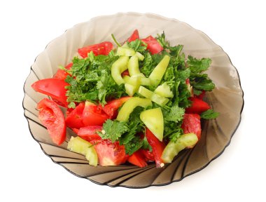 plaka üzerinde beyaz izole domates ve biber salatası