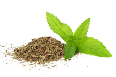 Beyaz arka plan üzerinde izole kuru nane yaprakları ile taze nane yaprakları