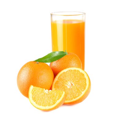 Beyaz arka plan üzerinde izole turuncu ve yeşil yaprak ile portakal suyu. cam suyu