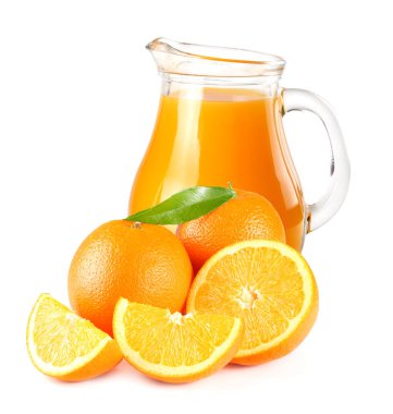 Beyaz arka plan üzerinde izole turuncu ve yeşil yaprak ile portakal suyu. meyve suyu sürahisi