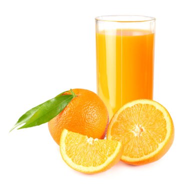 Beyaz arka plan üzerinde izole turuncu ve yeşil yaprak ile portakal suyu. cam suyu