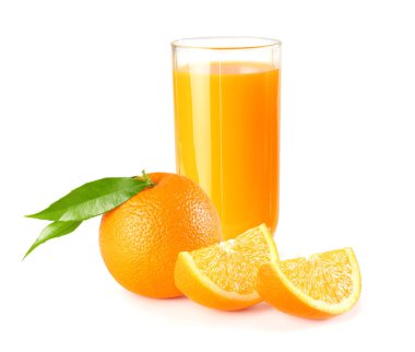 portakal suyu ile portakal dilimleri ve yeşil yaprak beyaz arka plan üzerinde izole. cam suyu