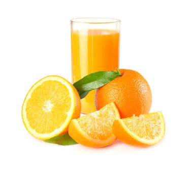 Beyaz arka plan üzerinde izole turuncu ve yeşil yaprak ile portakal suyu. cam suyu