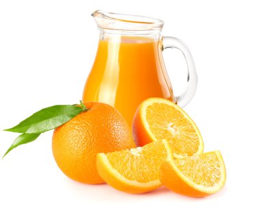 Beyaz arka plan üzerinde izole turuncu ve yeşil yaprak ile portakal suyu. meyve suyu sürahisi