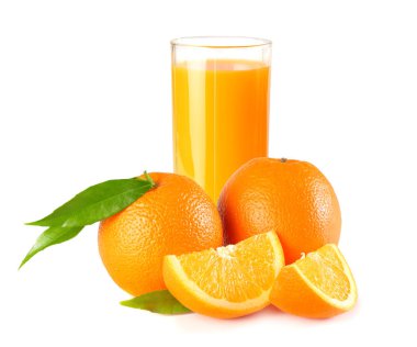 Beyaz arka plan üzerinde izole turuncu ve yeşil yaprak ile portakal suyu. cam suyu