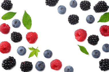 yaban mersini, böğürtlen, ahududu ve beyaz arka plan üzerinde izole yeşil yaprakları karışımı. kopya alanı ile üstten görünüm