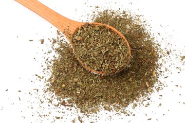 Beyaz arka plan üzerinde izole tahta kaşık kuru nane