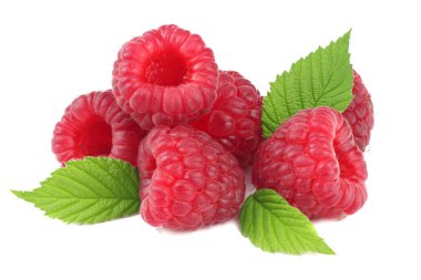 Olgun ahududu ve yeşil yapraklı beyaz arka plan makrosu.