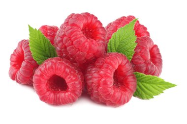 Olgun ahududu ve yeşil yapraklı beyaz arka plan makrosu.