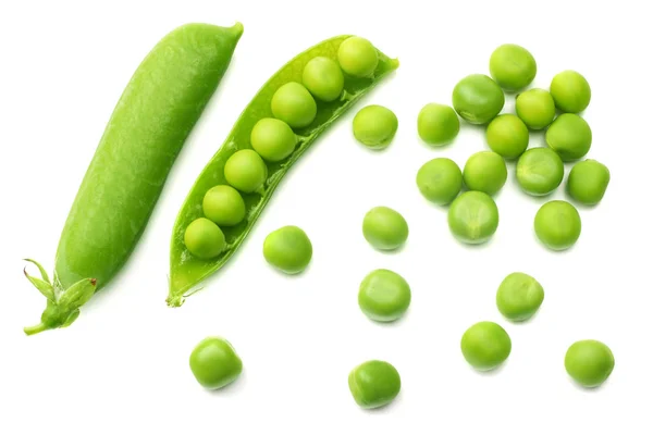 Taze taze bezelyeler beyaz arka planda izole edilmiş. Üst görünüm