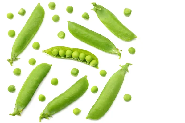 白い背景に隔離された新鮮な緑のエンドウ豆 トップ表示 — ストック写真