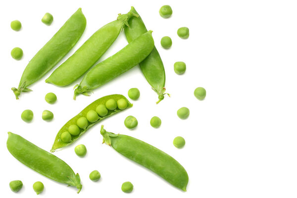 Зеленый горошек на белом фоне. Вид сверху