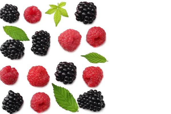 Friska Bakgrund Hallon Med Blackberry Och Gröna Blad Isolerad Vit — Stockfoto