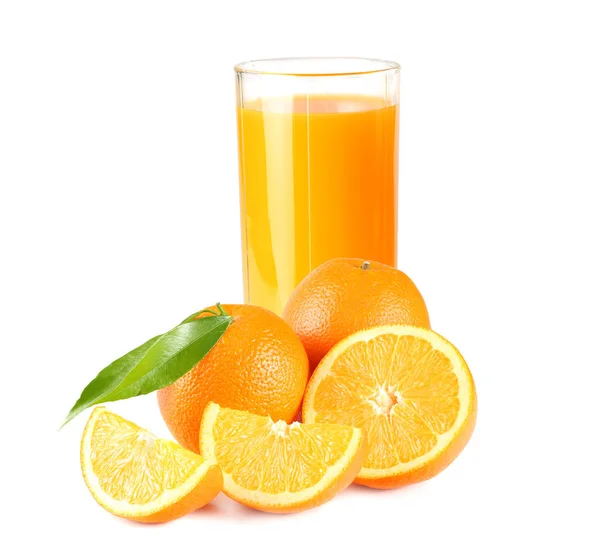 橙色和绿色叶子查出的橙汁在白色背景 玻璃汁 — 图库照片