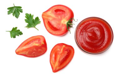 domates bir dilim beyaz arka plan üzerinde izole ketçap maydanoz ve cam kase ile. üstten görünüm