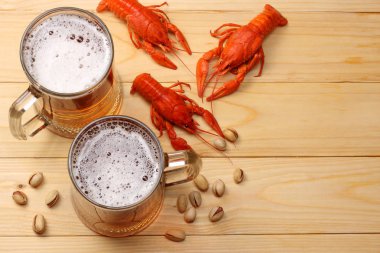 Hafif ahşap zemin üzerine kerevit ile cam bira. Bira bira kavramı. Bira arka plan. kopya alanı ile üstten görünüm