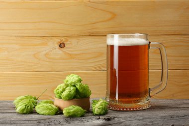 Açık ahşap renkli cam bira. Bira bira kavramı. Bira arka plan