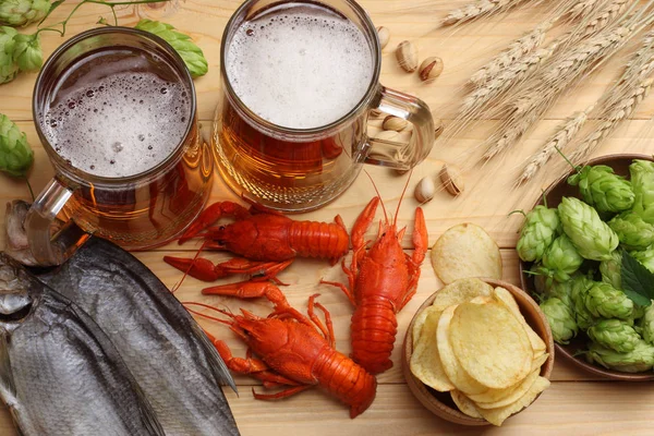 Glasbier Mit Langusten Hopfenzapfen Und Weizenähren Auf Hellem Holzgrund Brauereikonzept — Stockfoto