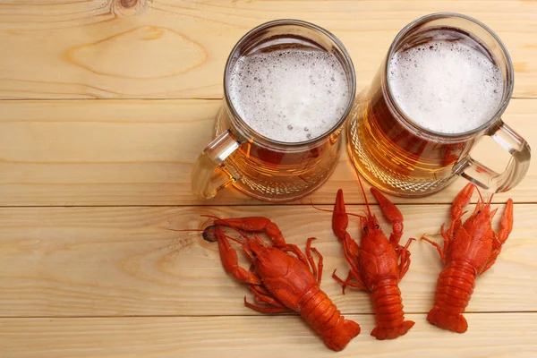 Cerveza Cristal Con Cangrejo Sobre Fondo Madera Clara Concepto Cervecería — Foto de Stock