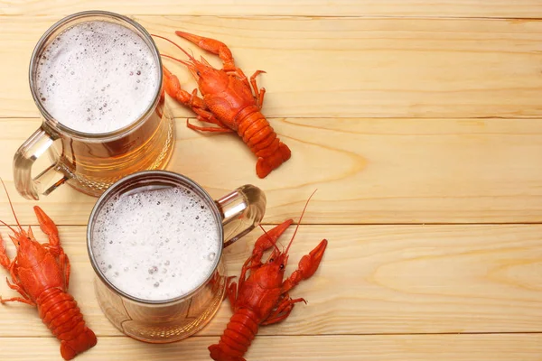 Cerveza Cristal Con Cangrejo Sobre Fondo Madera Clara Concepto Cervecería — Foto de Stock