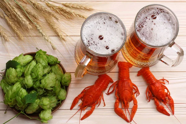 Glas Bier Met Langoesten Hopbellen Tarwe Oren Lichte Houten Achtergrond — Stockfoto