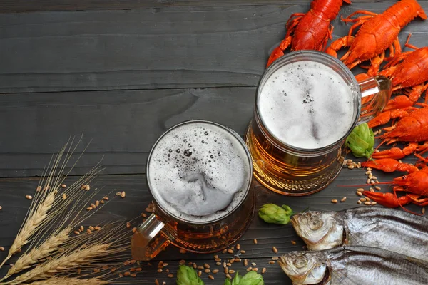 Glas Bier Met Langoesten Gedroogde Vis Tarwe Oren Donkere Houten — Stockfoto