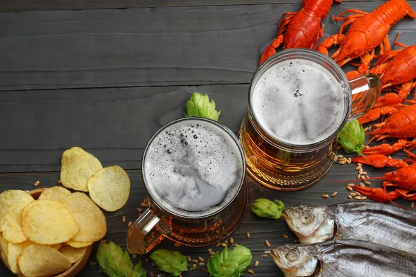 Glas Bier Met Langoesten Gedroogde Vis Tarwe Oren Donkere Houten — Stockfoto