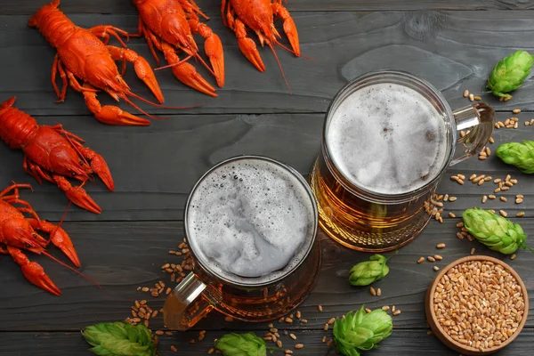 Glas Bier Met Langoesten Gedroogde Vis Tarwe Oren Donkere Houten — Stockfoto