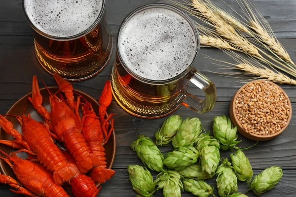Glas Bier Met Langoesten Hopbellen Tarwe Oren Donkere Houten Achtergrond — Stockfoto
