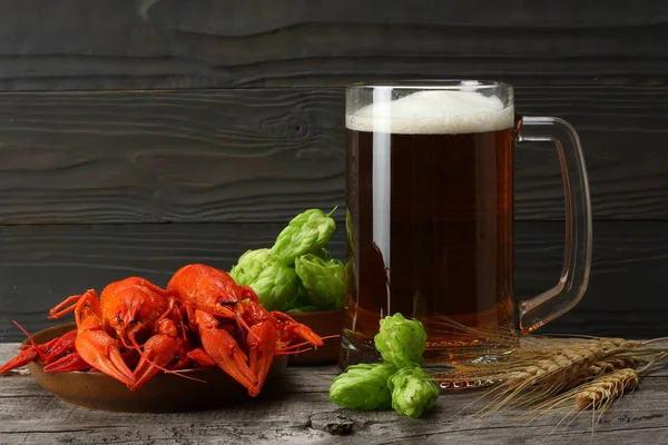 Glasbier Mit Langusten Hopfenzapfen Und Weizenähren Auf Dunklem Holzgrund Brauereikonzept — Stockfoto