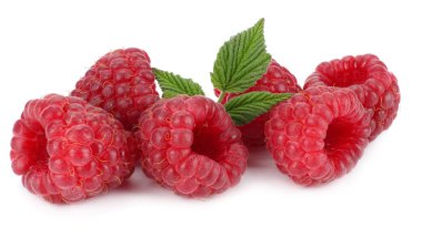 Olgun ahududu ve yeşil yapraklı beyaz arka plan makrosu.