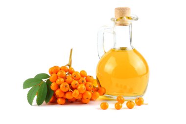 Rowan cam sürahi beyaz arka plan üzerinde izole yeşil yaprak ve rowan yağda ile