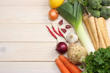 Taze sebze ışık ahşap zemin üzerinde. Mockup menü veya tarifi için. Kopya alanı ile üstten görünüm