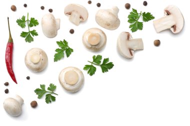 mantar beyaz arka plan üzerinde izole maydanoz ile. üstten görünüm