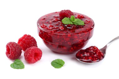 Beyaz arka plan üzerinde izole ahududu meyveleri ile ahududu reçeli