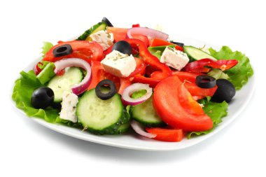 Yunan salatası üzerine beyaz izole kare tabak. taze sebze salatası