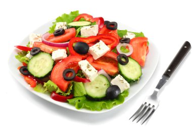 Yunan salatası üzerine beyaz izole kare tabak. taze sebze salatası