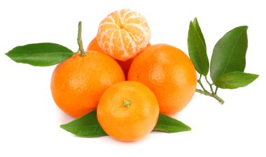 Beyaz arkaplanda yeşil yapraklı mandalina