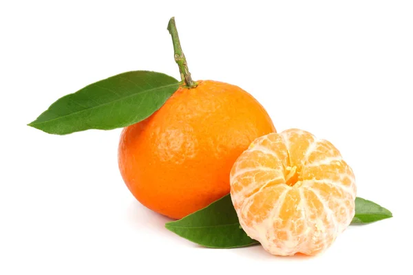 Mandarine Mit Grünem Blatt Isoliert Auf Weißem Hintergrund — Stockfoto