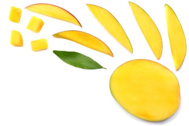 Beyaz arka planda yeşil yapraklı mango dilimi. en üstteki görünüm