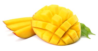 Beyaz arka planda yeşil yapraklı mango dilimi. en üstteki görünüm